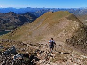 46 Scendiamo ed alla selletta risaliamo sul bel costone erboso 